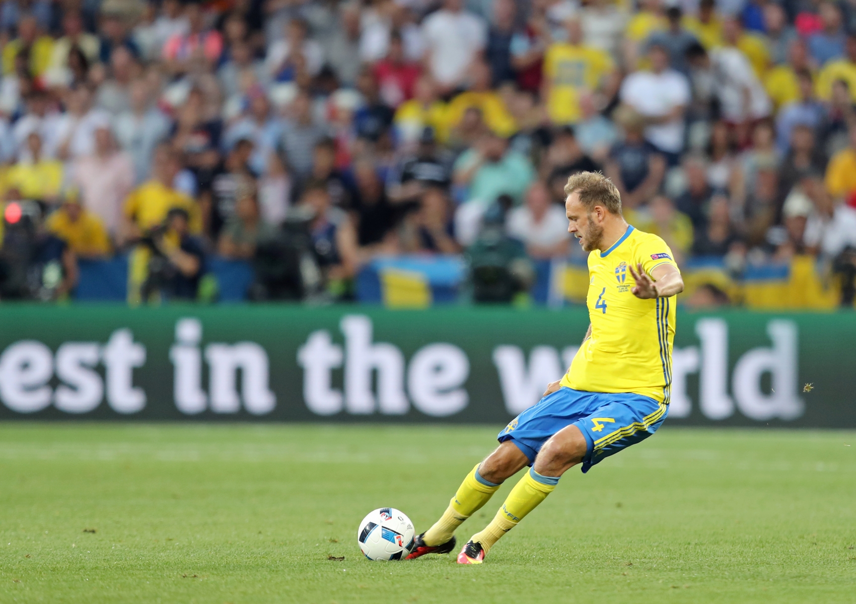 26236636-uefa-euro-2016-game-sweden-v-belgium